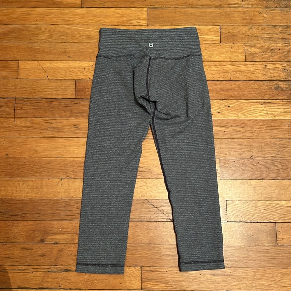 Lululemon Wunder Under Crop Reversible Tights in Grey, size 4 - Picture 11 of 12